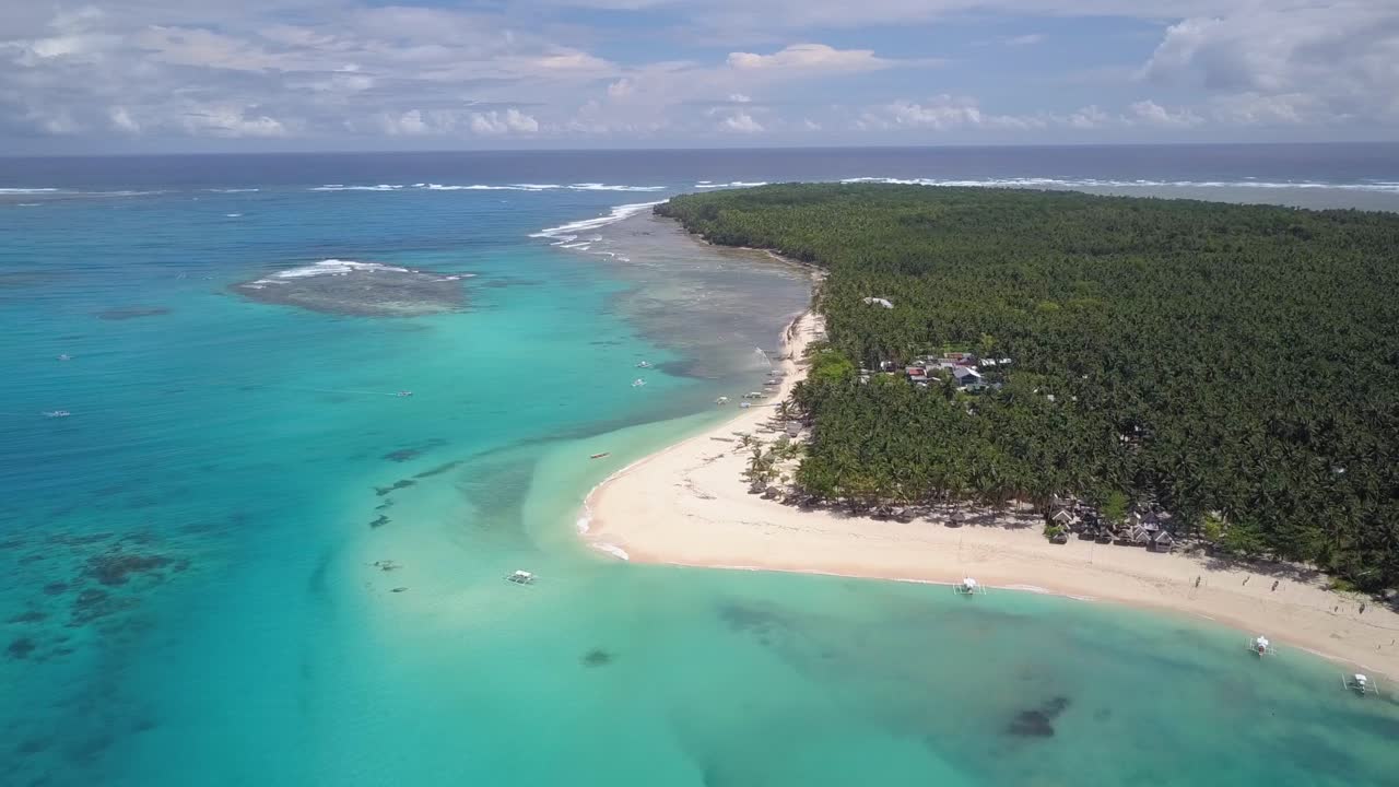 toma aérea panorámica a la derecha de una isla maravillosa con palmeras y aguas cristalinas en siargao, filipinas