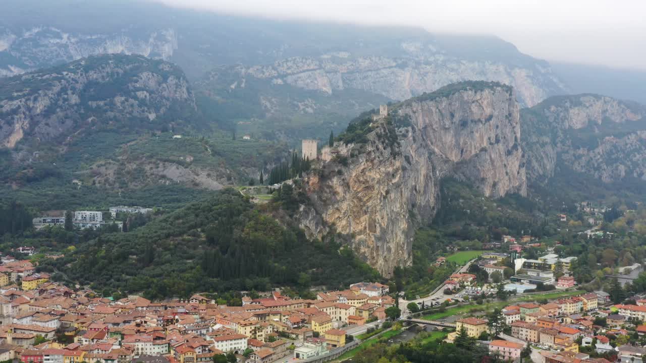 아르코 도시와 아르코 성, 가르다 호수, 라고 디 가르다, 트렌티노, 이탈리아, 유럽의 드론 영상