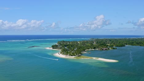 vista aérea de mauricio tropical exuberante, costa arenosa, océano índico turquesa y selva tropical verde, disparo de drones