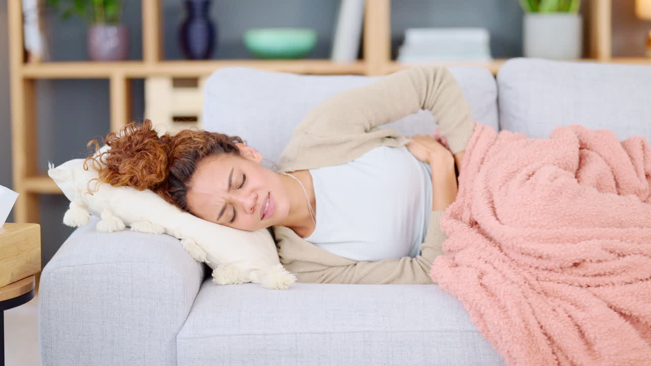 mujer enferma en su período menstrual experimentando