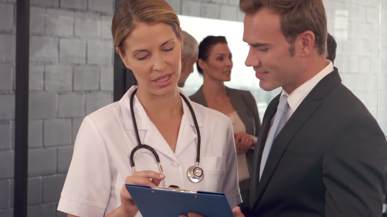 Medici che discutono il referto sulla cartella