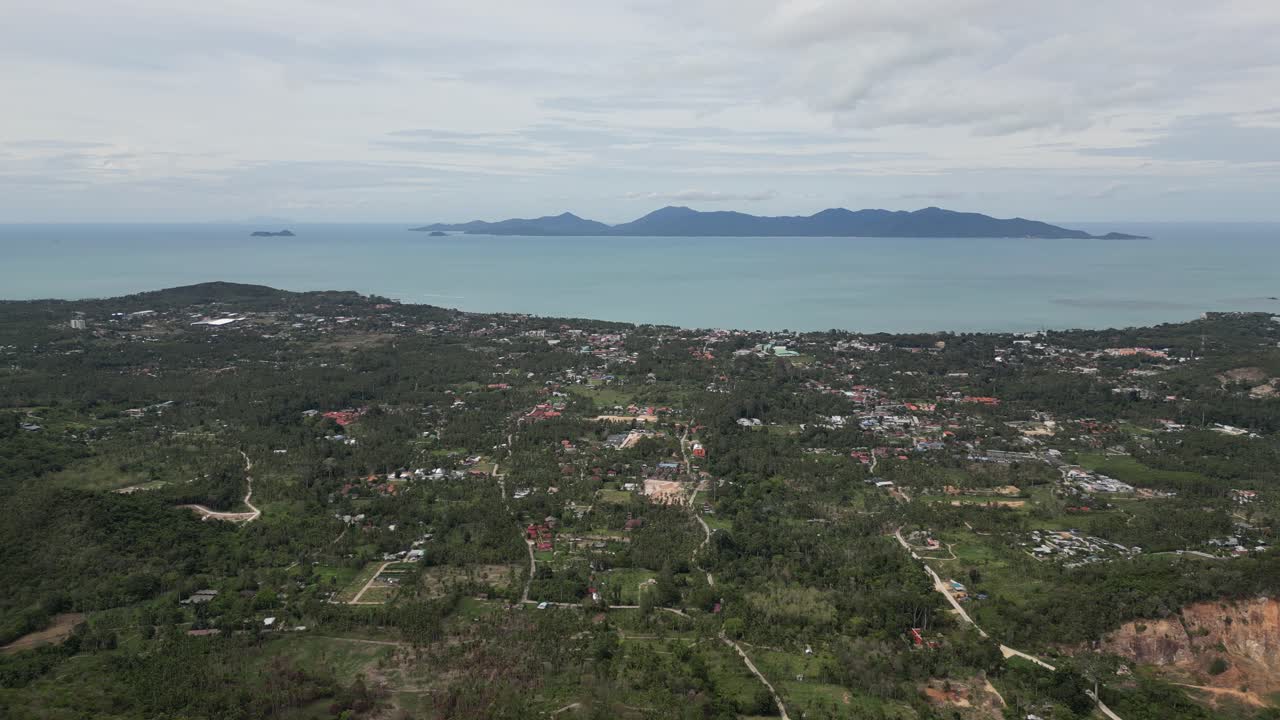 t de un paisaje costero verde en la isla de koh samui de tailandia visible costa y montañas en el fondo
