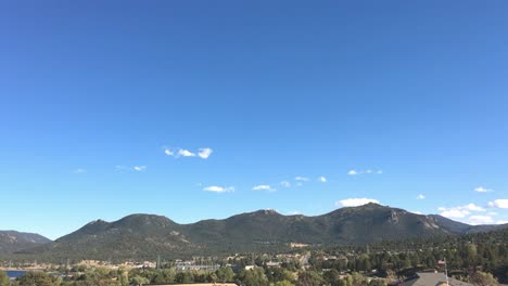 Timelapse-Del-Parque-Nacional-De-Las-Montañas-Rocosas-En-Un-Día-Soleado