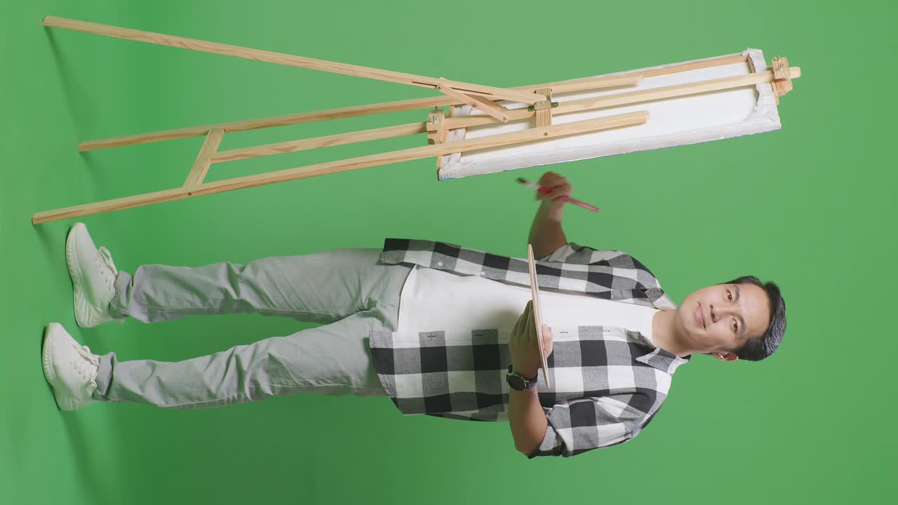 스과 팔레트를 가진 미소 짓는 예술가