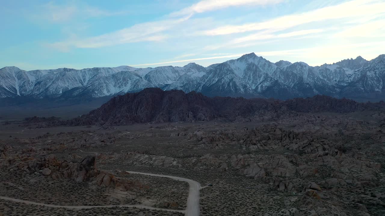 ruta de senderismo en el parque estatal snow canyon con montañas nevadas, utah