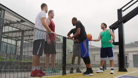 jugadores de baloncesto interactuando entre sí 4k