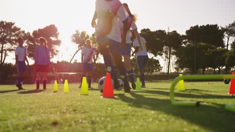 entrenamiento del equipo de fútbol femenino con slalom en el campo de fútbol 4k