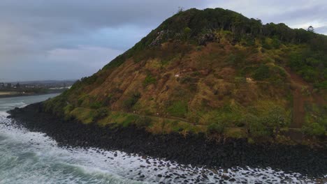 Zerklüftete-Landschaft-Und-Grüne-Wälder-Auf-Der-Burleigh-Landspitze-Im-Australischen-Staat-Qld