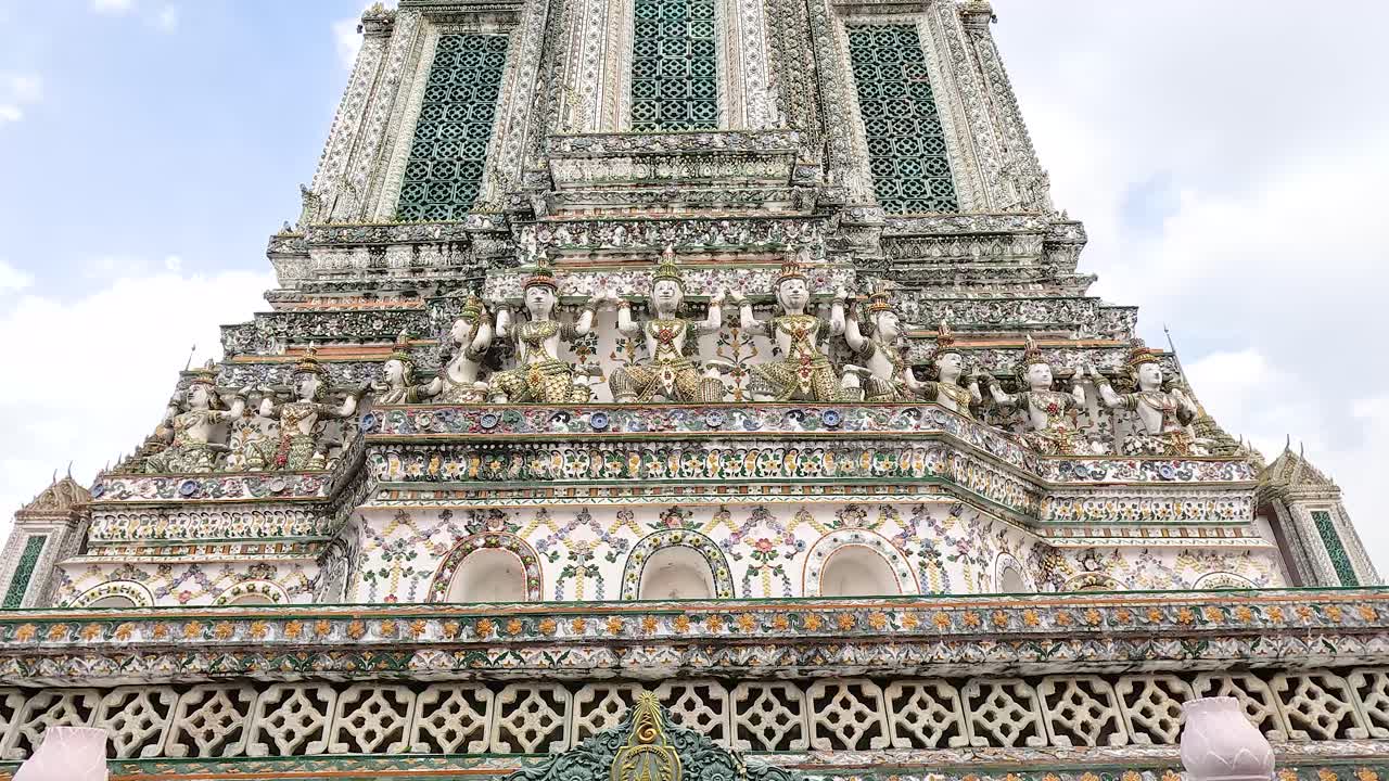 방에 있는 wat arun의 장식된 파고다의 자세한 모습, 밝은 낮빛 아래 복잡한 건축물을 보여줍니다.
