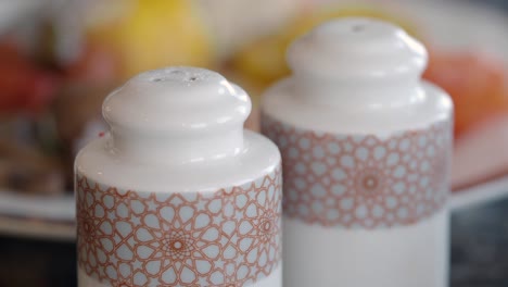 salineras y pimientas de cerámica blanca con patrón decorativo
