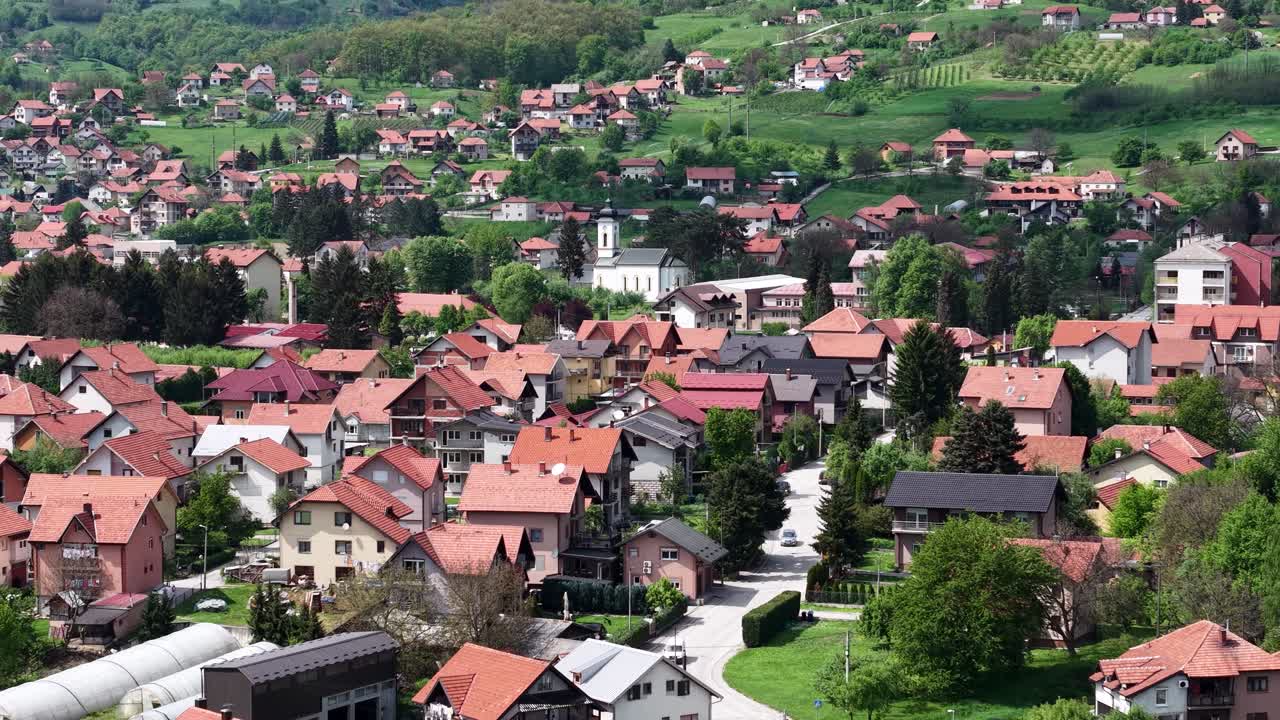 Záběr z dronu na Sevojno, Srbsko, budovy malého venkovského města a pravoslavný kostel.