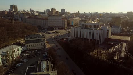 вид на центральную улицу киева - хрещатик - с площади независимости.