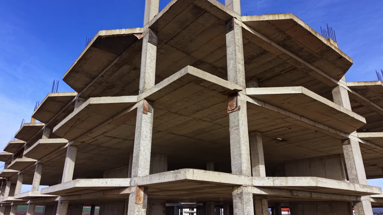 Utforskning av en uferdig betongkonstruksjon under en klar blå himmel i et fredelig landskap midt på dagen
