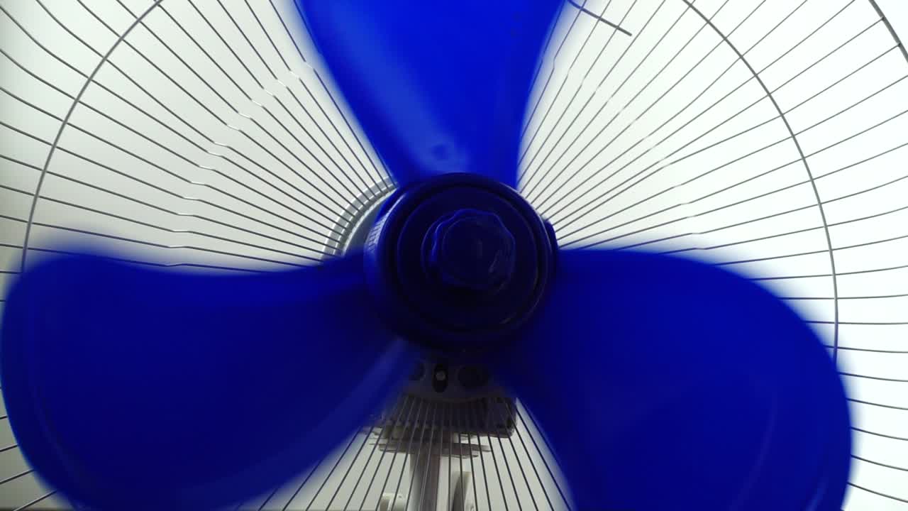 Shooting fan blades. Fan operation
