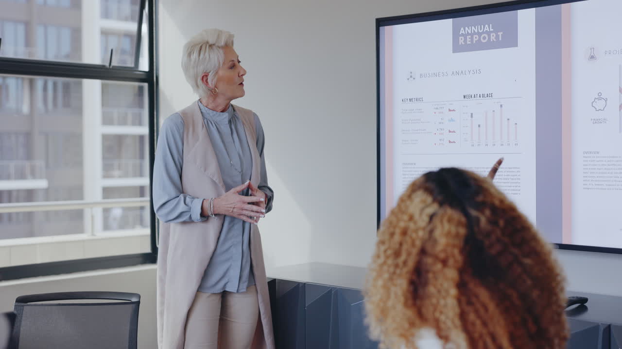 presentación, director ejecutivo o mujer de negocios sénior