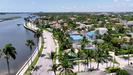 Schneller-Luftstoß-über-Luxusimmobilien-In-West-Palm-Beach,-Florida