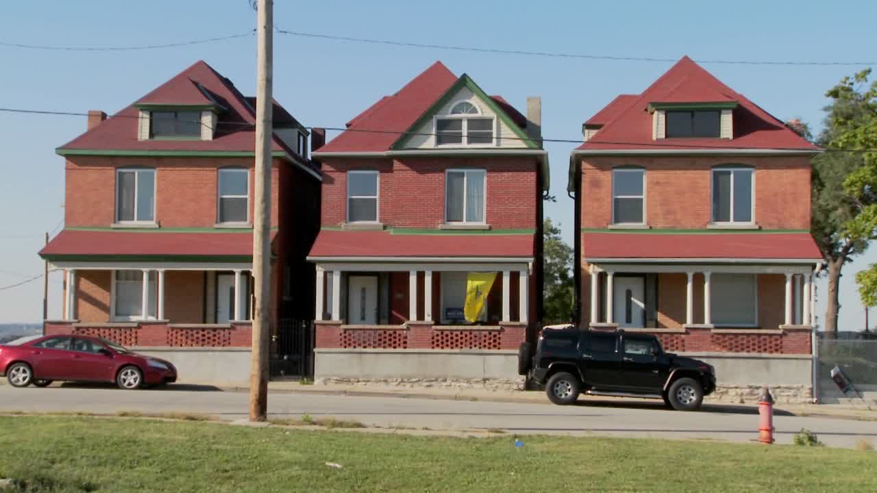 세 개의 연립 주택이 도시의 도시 구역에 함께 서 있습니다 1