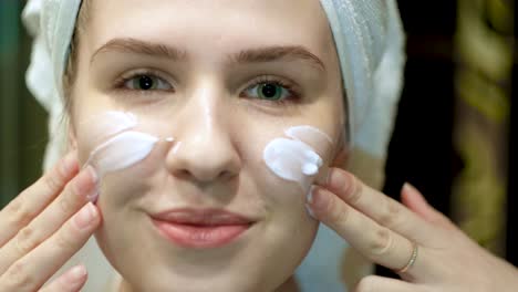 mujer aplicando crema facial
