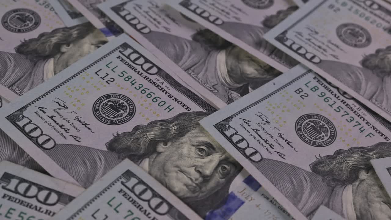 Banconote in contanti americane con denaro da cento dollari statunitensi.