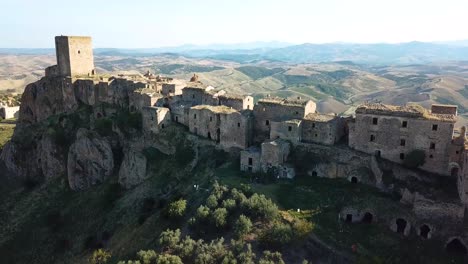 vista de un pueblo abandonado desde un dron