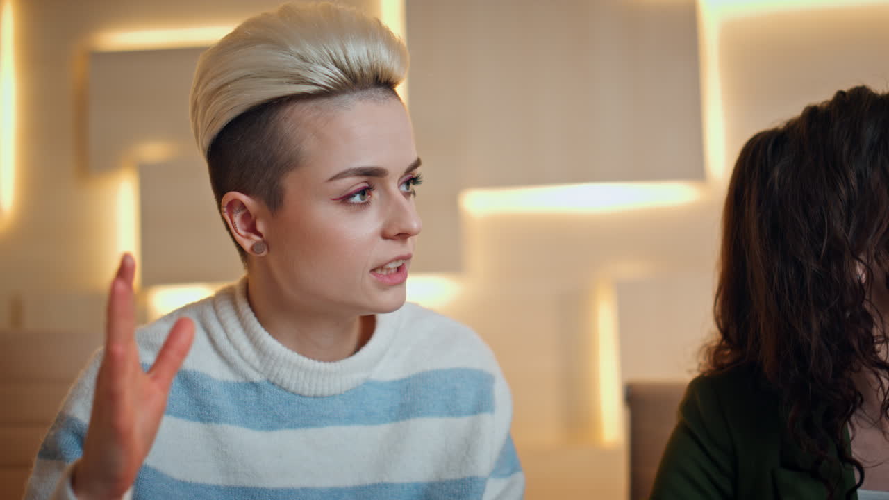 grupo diverso discutiendo el trabajo de la empresa en una reunión de negocios en la oficina. equipo joven