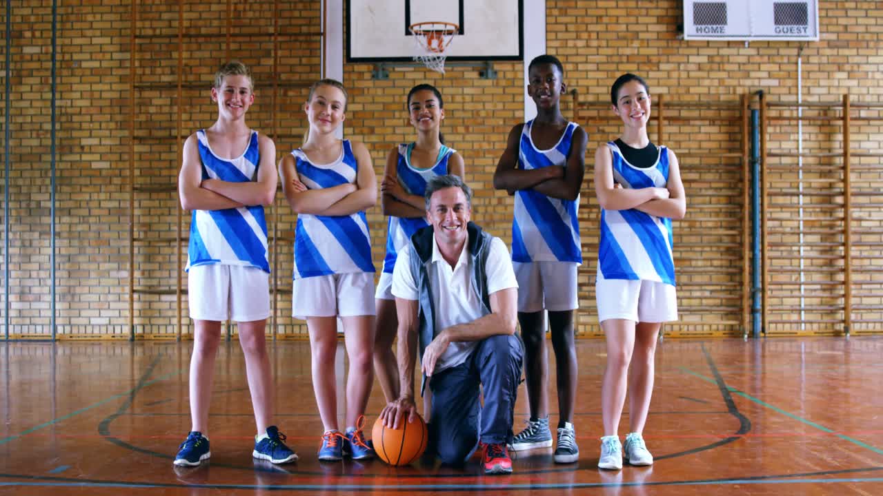 농구 코치 와 학교 학생 들 의 초상화 4k