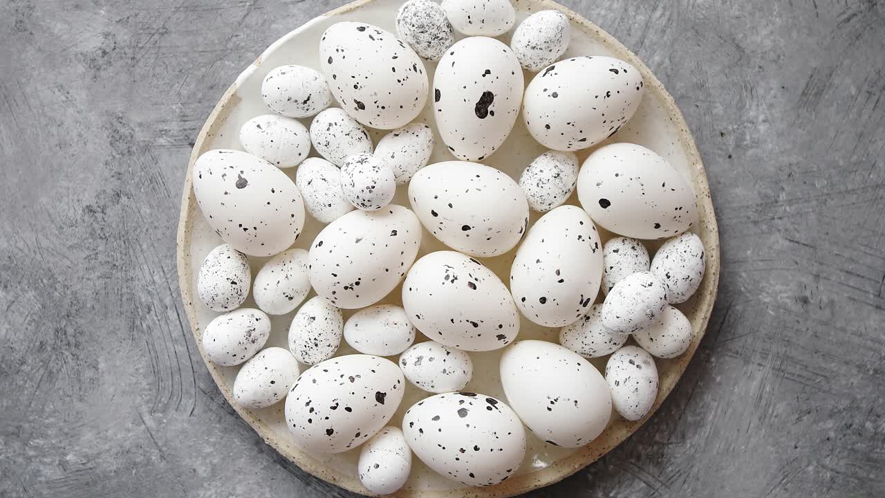 흰색 세라믹 접시에 흰색 전통 점선 부활절 달걀의 구성