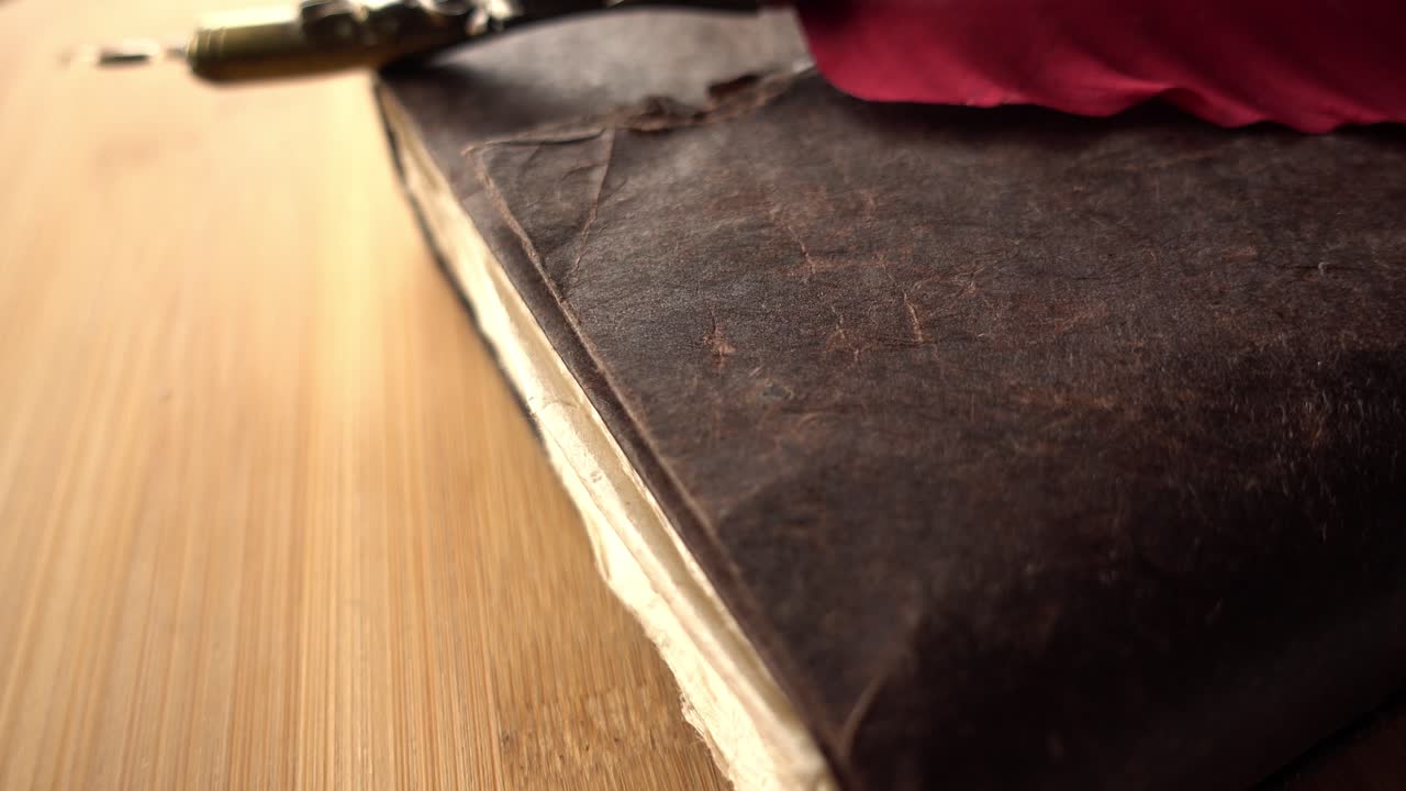 Sfondo macro di un libro medievale conservato.