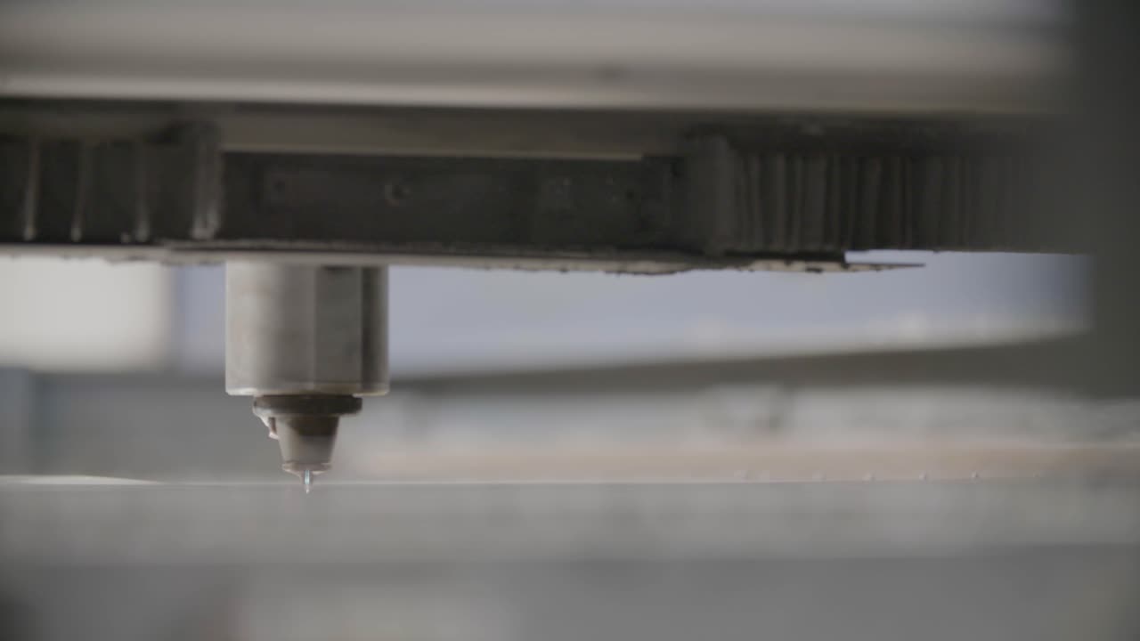 스파크와 함께 작동하는 cnc 기계의 클로즈업, 절단 도구에 초점을 맞추고, 산업 분위기