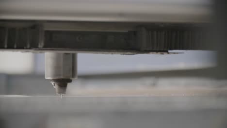 primer plano de una máquina cnc en funcionamiento con chispas, centrarse en la herramienta de corte, ambiente industrial