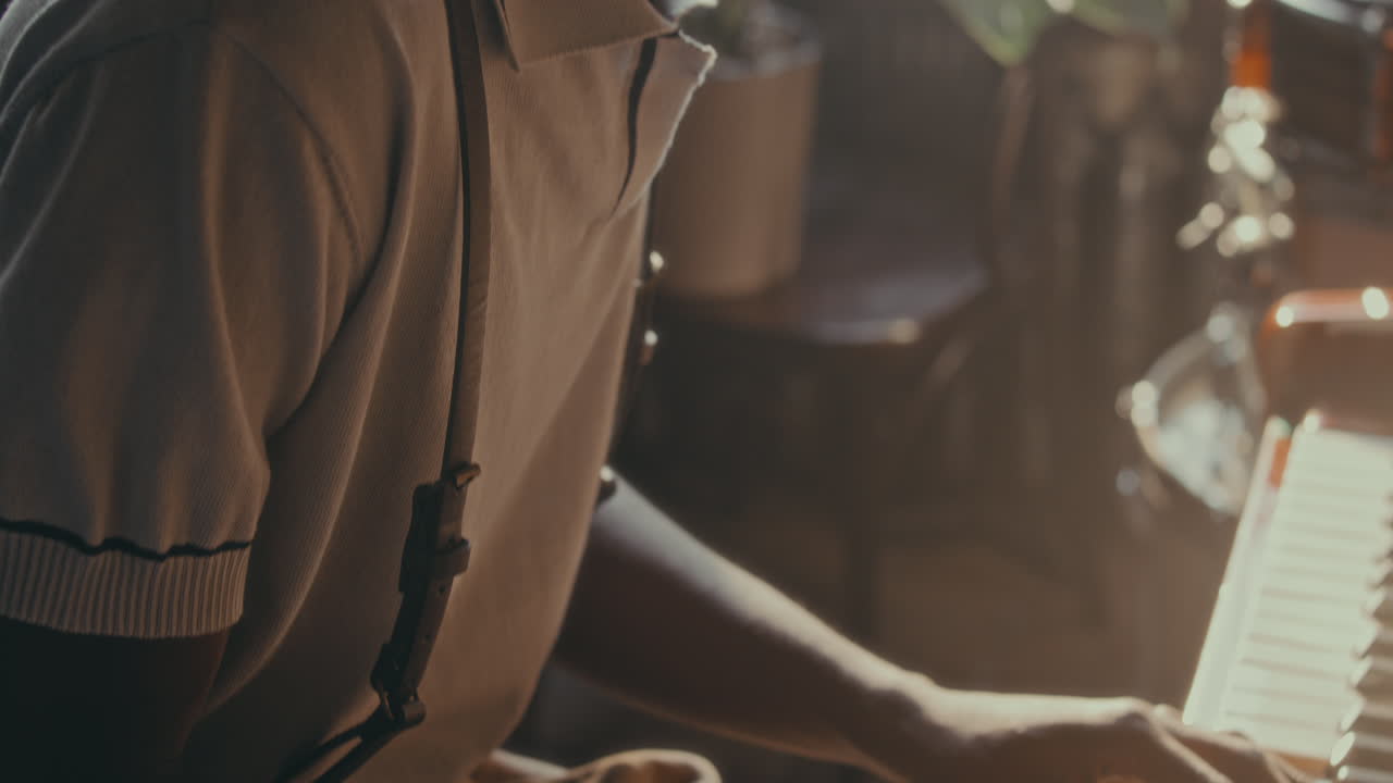 키보드를 연주하는 남자