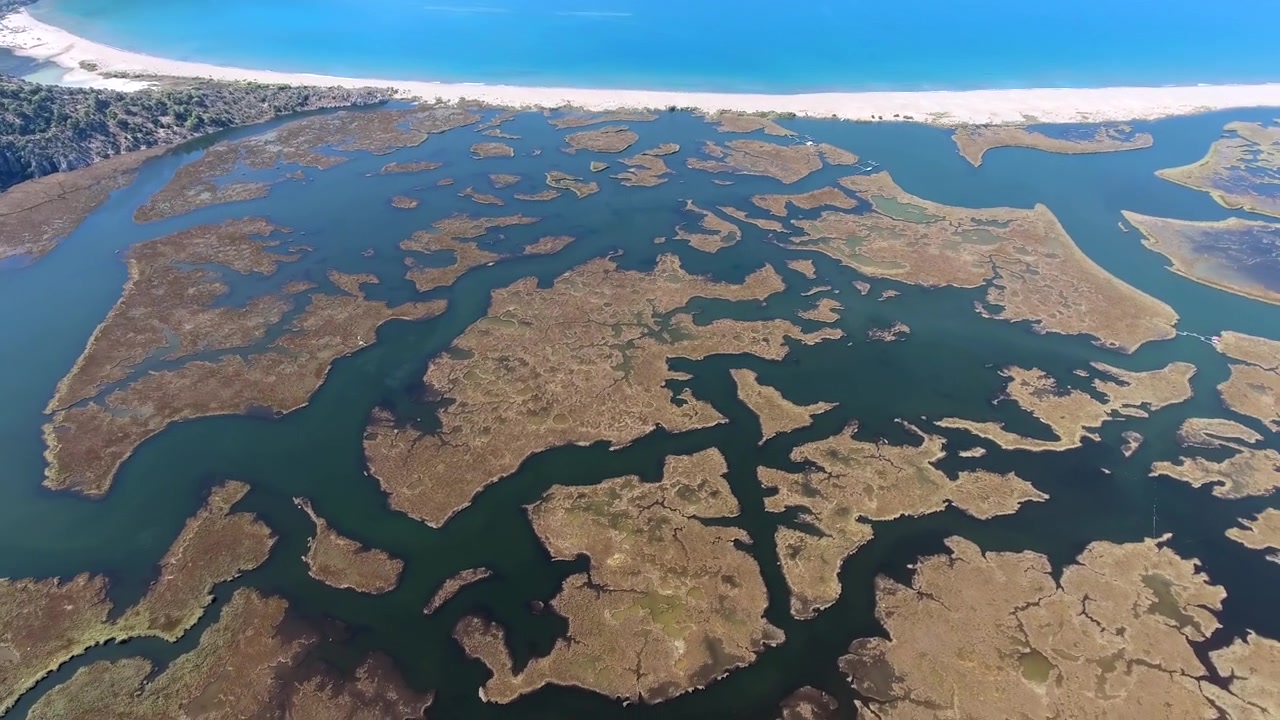 Vista aérea del delta del río Dalyan y la playa de Iztuzu en Turquía
