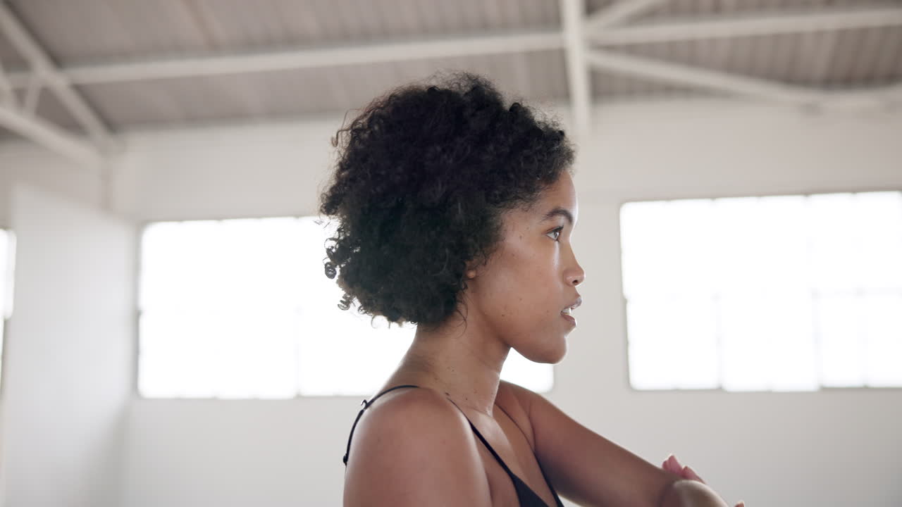 baile, calentamiento de ejercicio y mujer en un estudio
