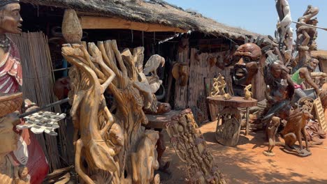 mercado de recuerdos de madera cerca de lilongwe, malawi.