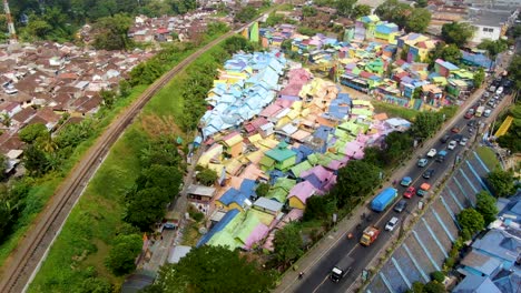 Techos-De-Arco-Iris-De-La-Aldea-De-Jodipan-De-Casas-Multicolores,-Malang,-Indonesia