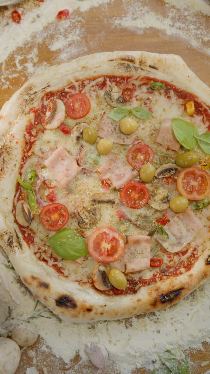 Una pizza deliziosa con vari condimenti.