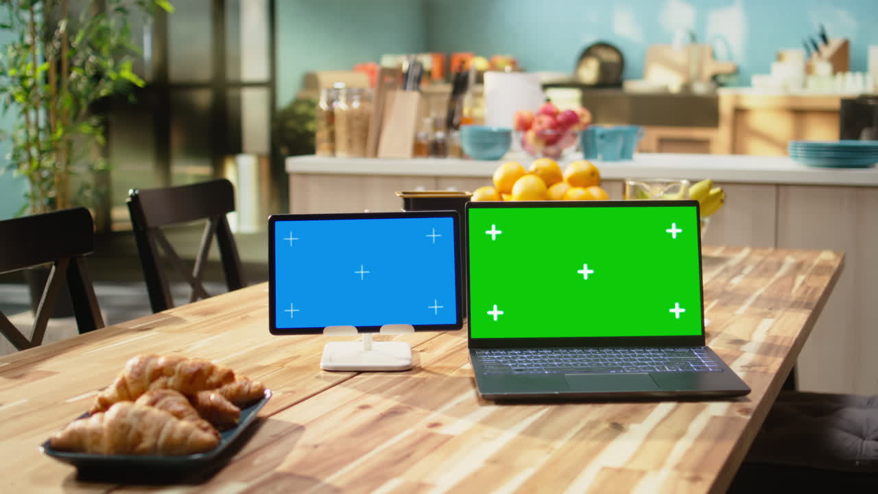 Chroma key e blue screen in interni di cucina con tavolo per la colazione