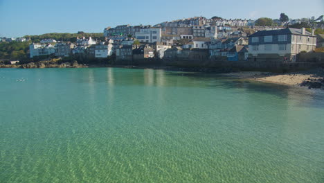 Casas-Frente-Al-Mar-En-La-Ciudad-Costera-De-Saint-Ives-En-Cornwall,-Reino-Unido-Con-Gaviotas-En-El-Mar-Azul-Claro