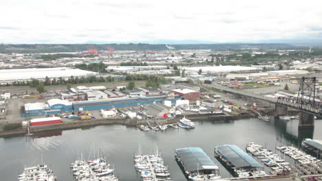 tomada aérea de un dron del puerto de tacoma washington