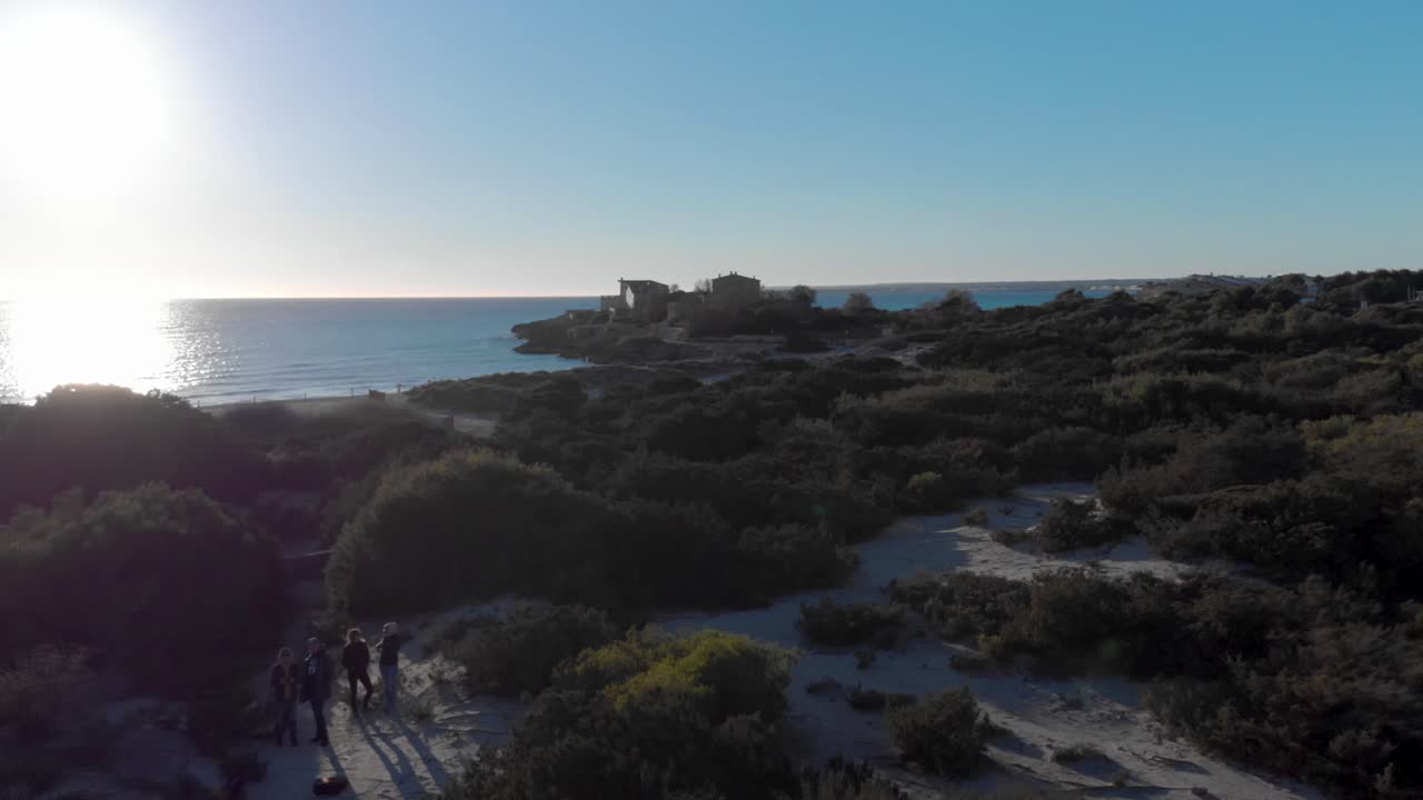 Rovine costiere all'alba/tramonto riprese da drone