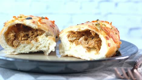 rollos de pan rellenados