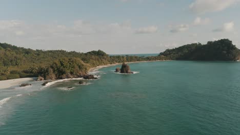 vista aérea de drones que revela un hermoso paisaje en la playa en costa rica