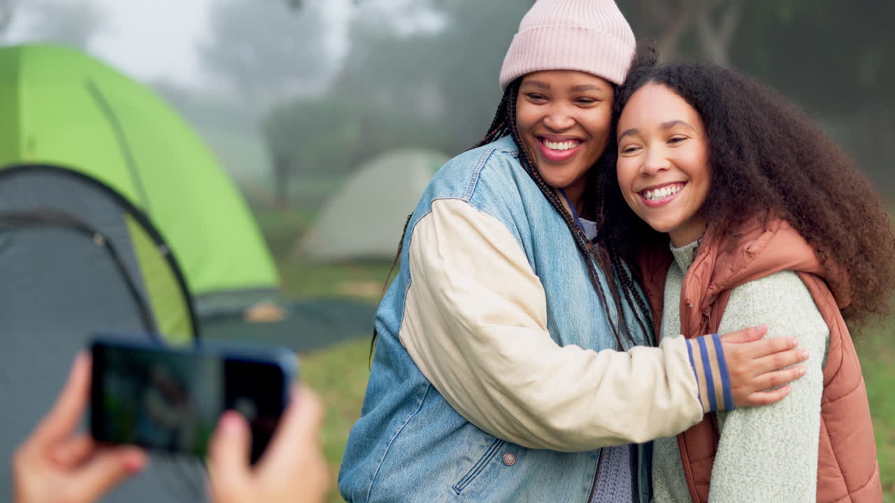 Women friends, photographer