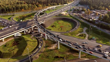 Vista-Aérea-De-Una-Intersección-De-Autopistas-Con-Senderos-De-Tráfico-En-Moscú.