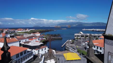 iglesia en vila da madalena con la isla de faial en el fondo