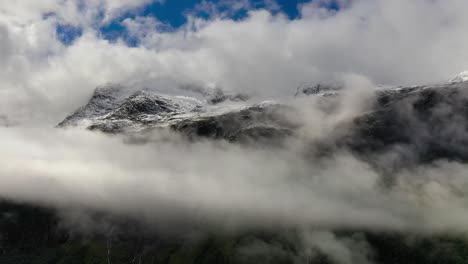 Gebirgswolken-Draufsichtlandschaft.-Schöne-Natur-Norwegen-Naturlandschaft