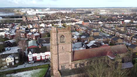 órbita aérea vista derecha industrial pequeño pueblo helado iglesia tejados barrio noroeste de inglaterra