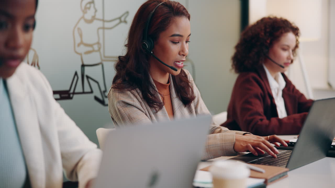 tres mujeres trabajando en un centro de llamadas