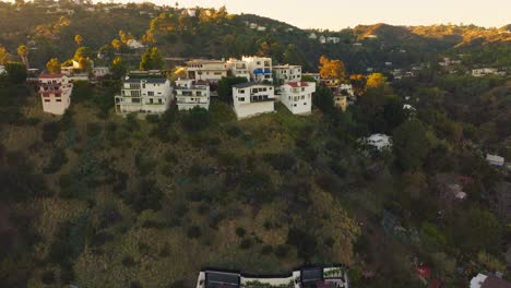 vivir de lujo en las colinas de hollywood, imágenes de drones de casas de lujo anidadas en las montañas de los ángeles al atardecer