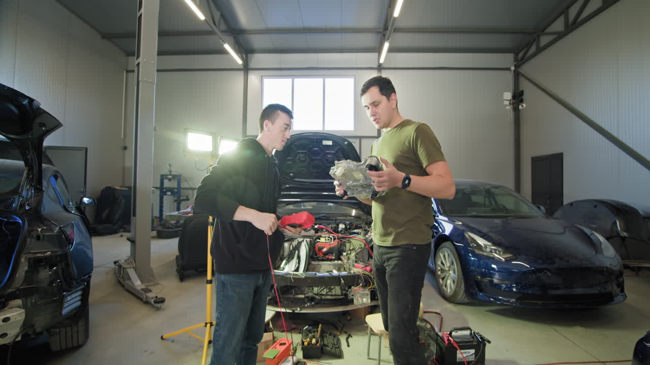 reparación y mantenimiento de vehículos eléctricos en un garaje